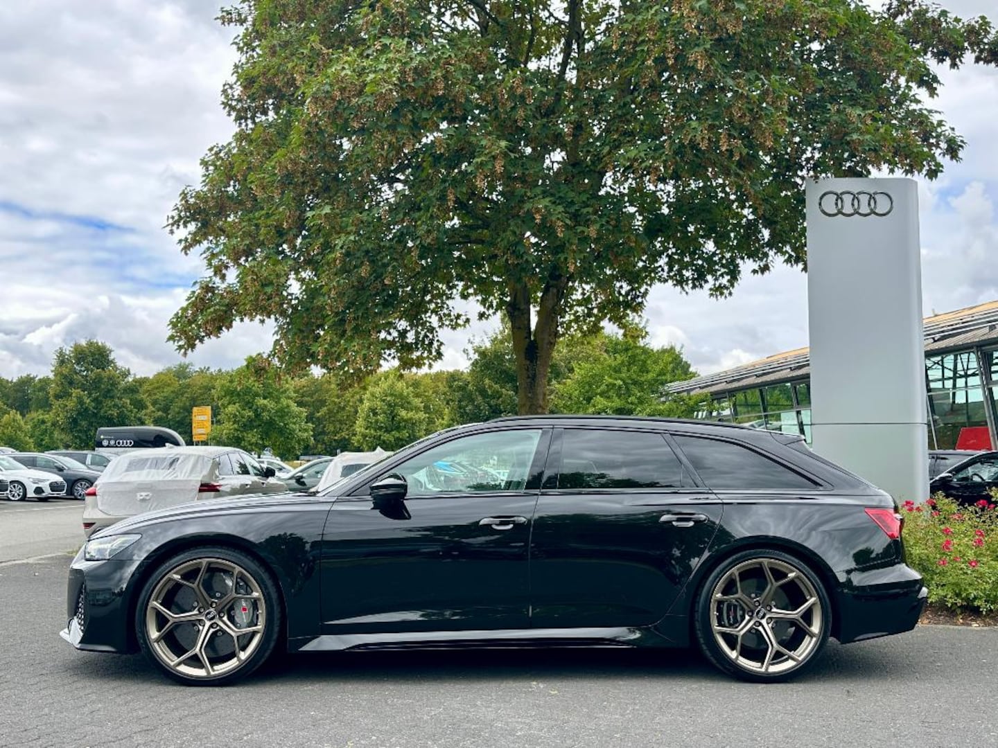 Bild über Audi RS 6 Avant performance quattro tiptronic - für weitere Informationen kontaktieren Sie den Audi Partner