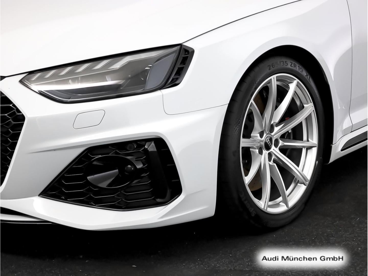 Bild über Audi RS 4 Avant TFSI quattro tiptronic - für weitere Informationen kontaktieren Sie den Audi Partner