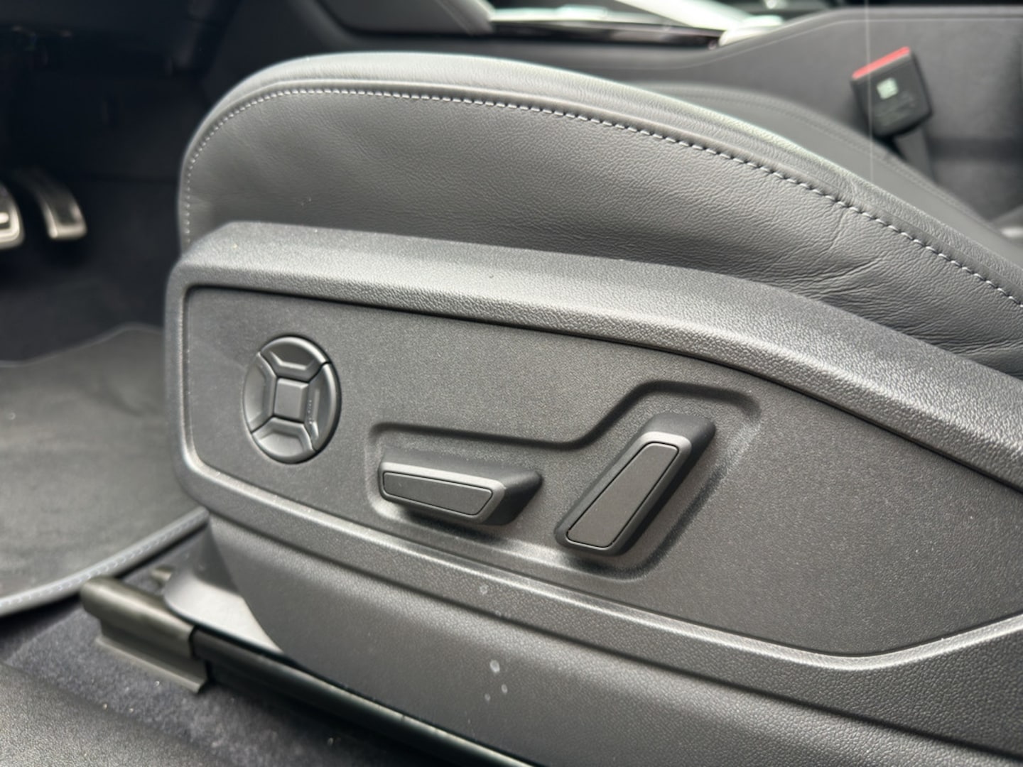 Bild über Audi Q5 SUV TDI quattro 150 kW S tronic - für weitere Informationen kontaktieren Sie den Audi Partner