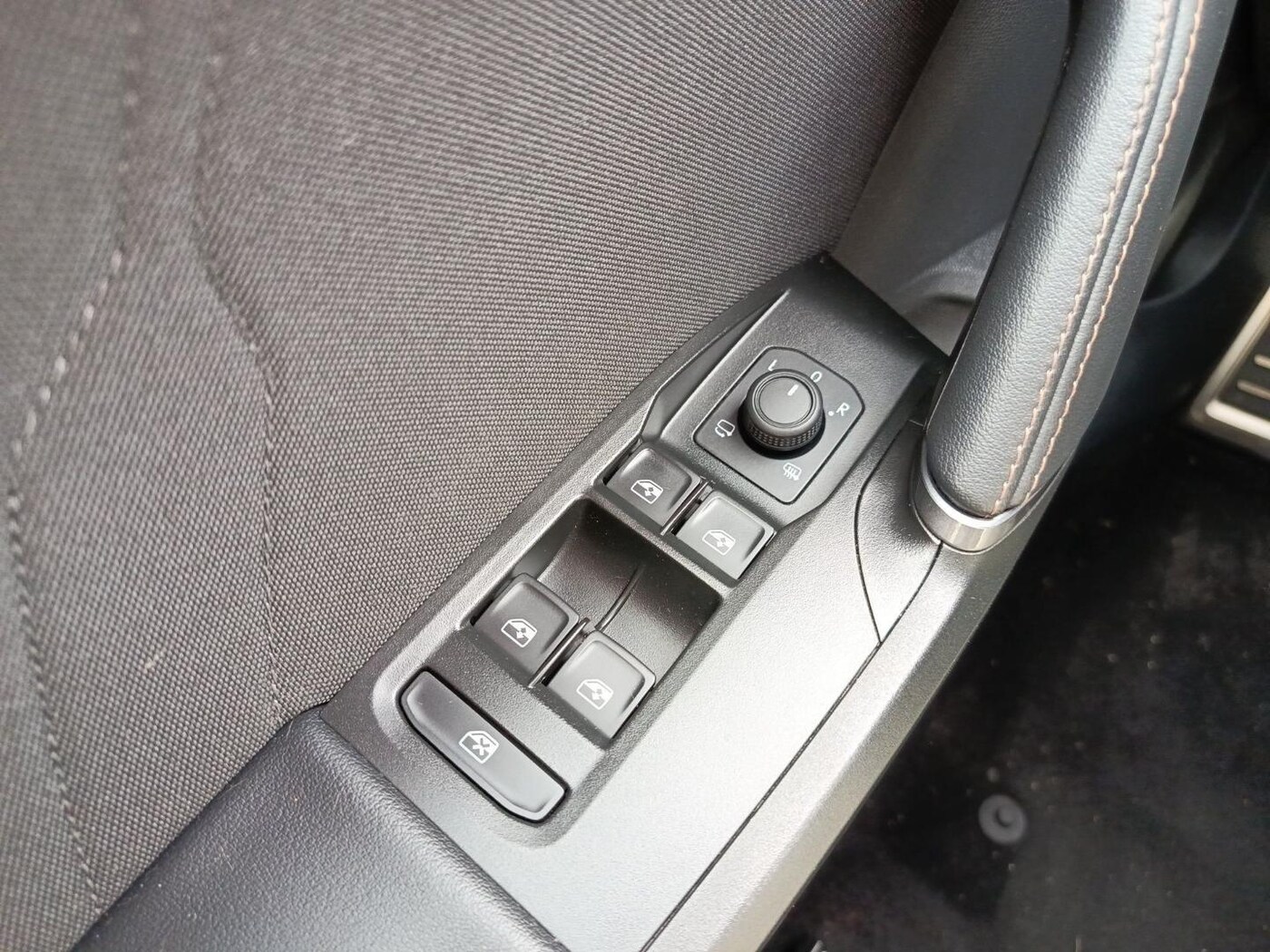 CUPRA Leon Sportstourer 1.5 eTSI DSG 110 kW (150 CV) — photo 12