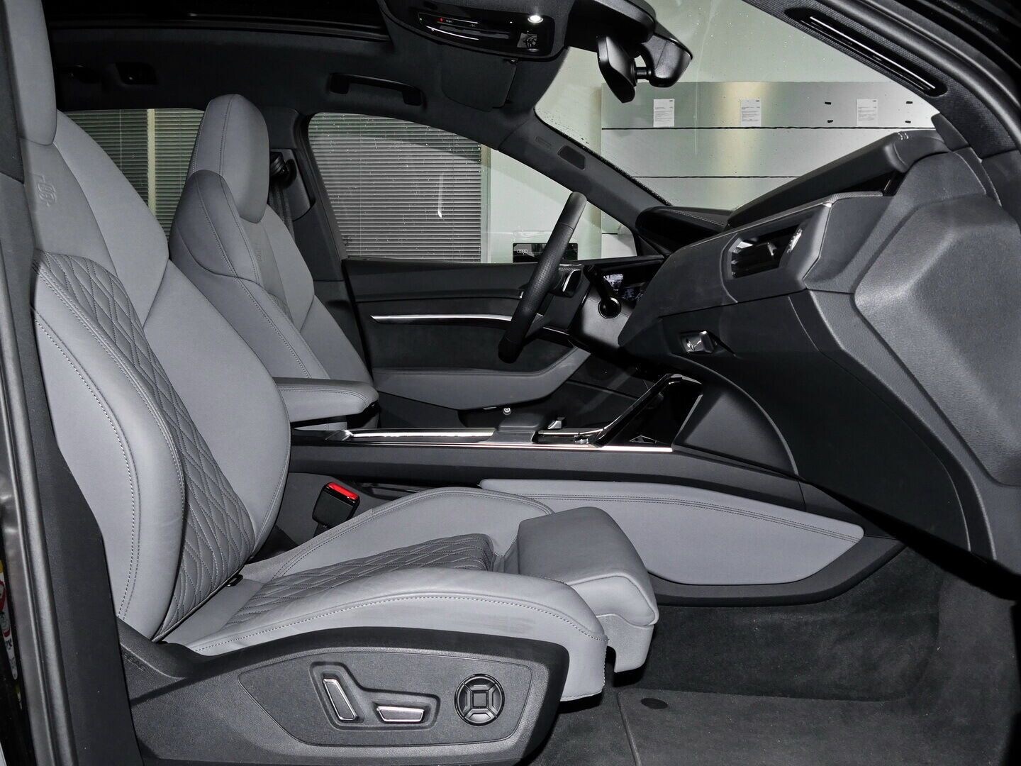 Image about Audi Q8 e-tron S line 55 e-tron quattro