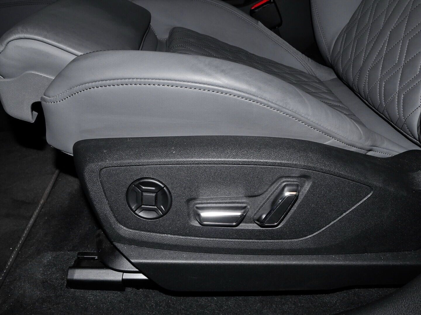 Image about Audi Q8 e-tron S line 55 e-tron quattro