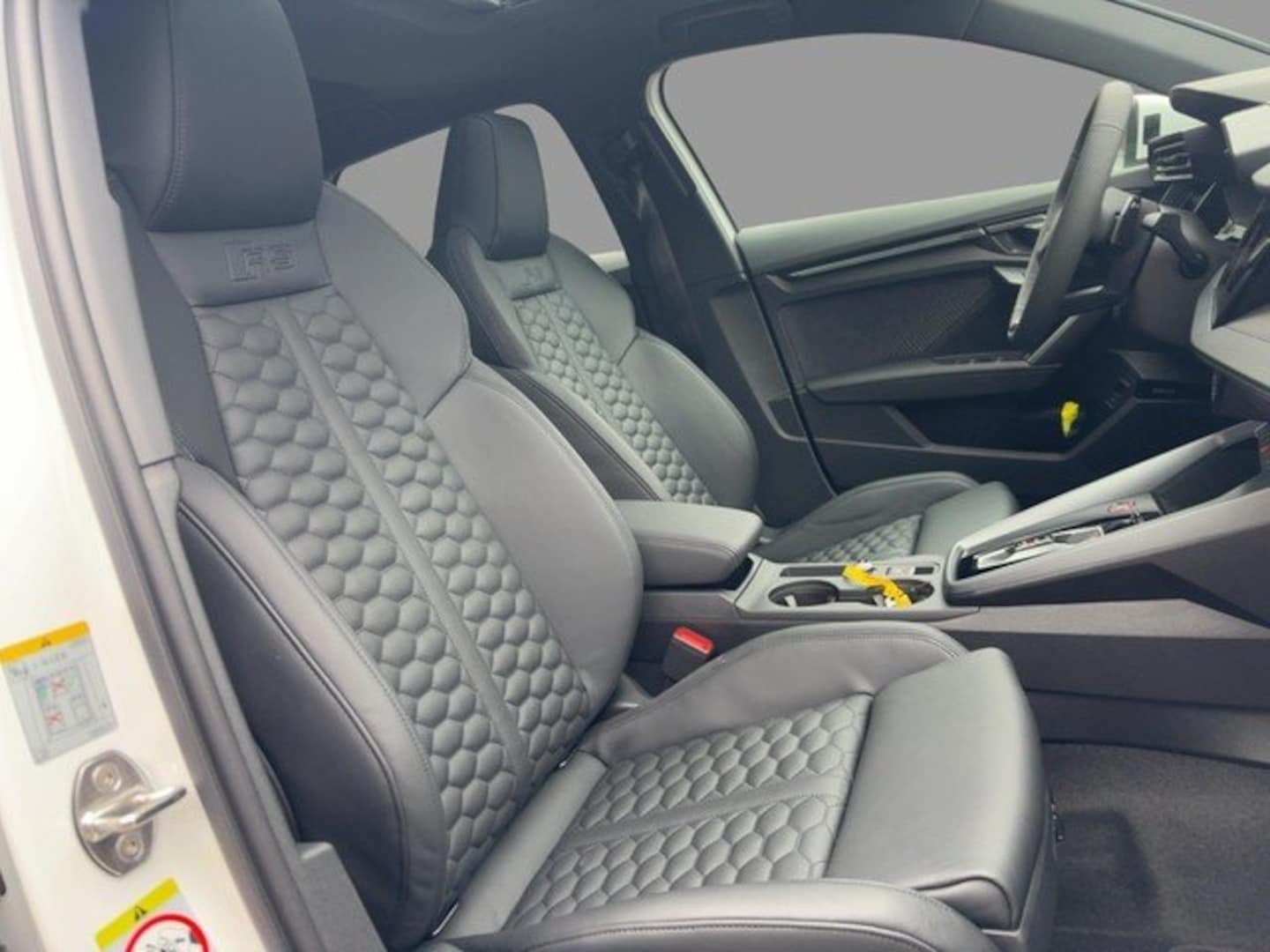 Bild über Audi RS 3 Sportback TFSI quattro S tronic - für weitere Informationen kontaktieren Sie den Audi Partner