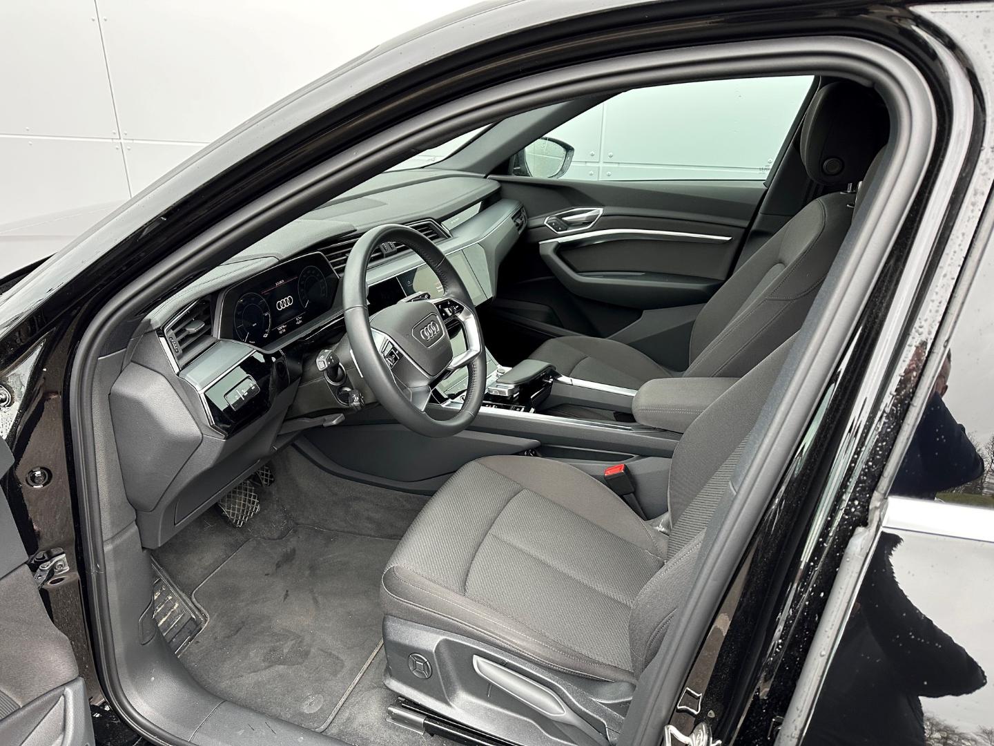Image about Audi e-tron Attraction advanced 50 quattro 230,00 kW