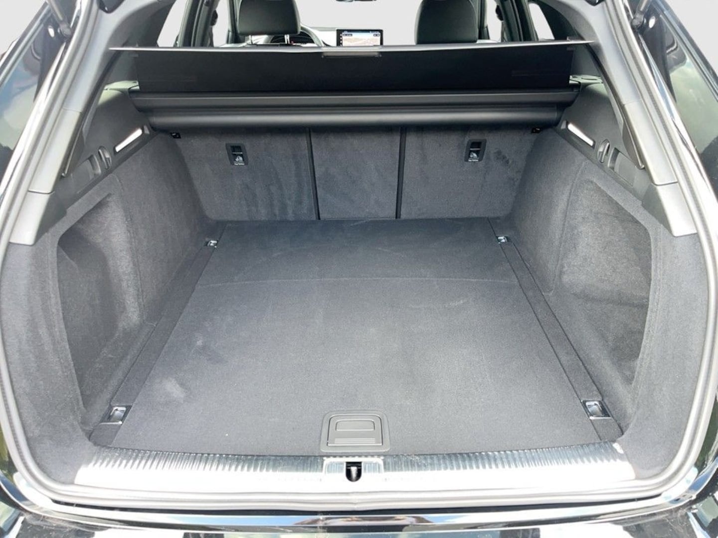 Bild über Audi A4 Avant S line 40 TFSI quattro S tronic - für weitere Informationen kontaktieren Sie den Audi Partner
