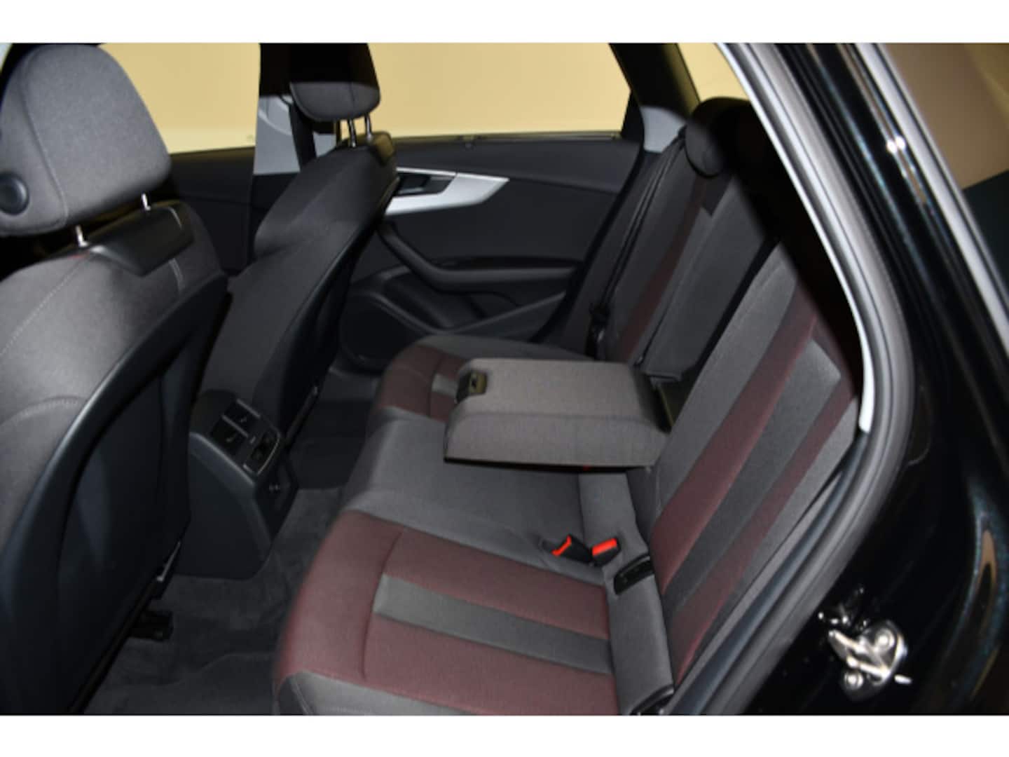 Bild über Audi A4 Avant S line 35 TDI S tronic - für weitere Informationen kontaktieren Sie den Audi Partner