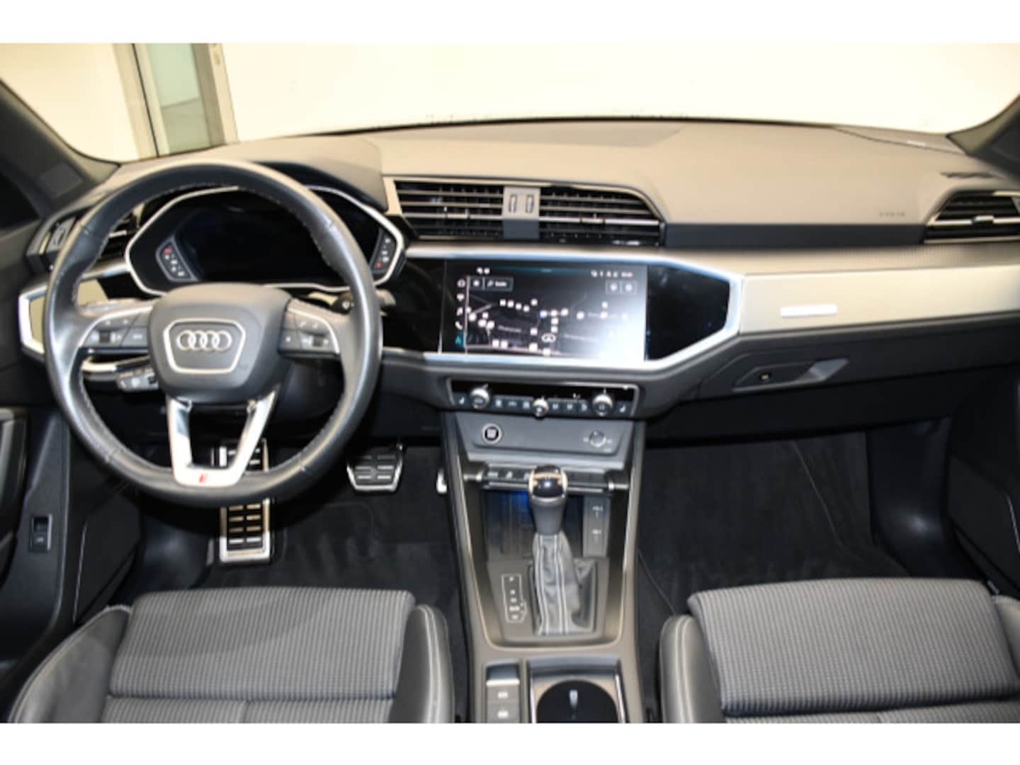 Bild über Audi Q3 S line 35 TFSI S tronic - für weitere Informationen kontaktieren Sie den Audi Partner