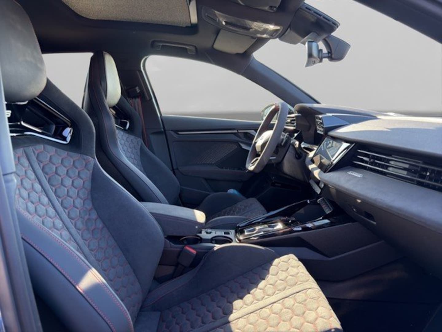 Bild über Audi RS 3 Sportback TFSI quattro 294 kW S tronic - für weitere Informationen kontaktieren Sie den Audi Partner