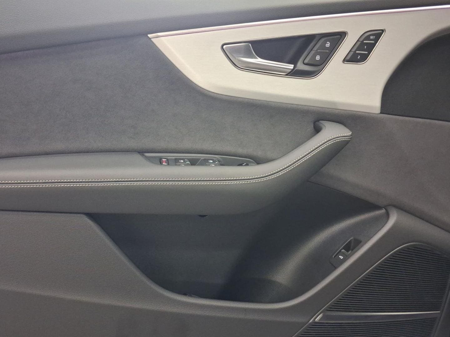 Bild über Audi Q8 SUV S line business TFSI quattro 250 kW tiptronic - für weitere Informationen kontaktieren Sie den Audi Partner