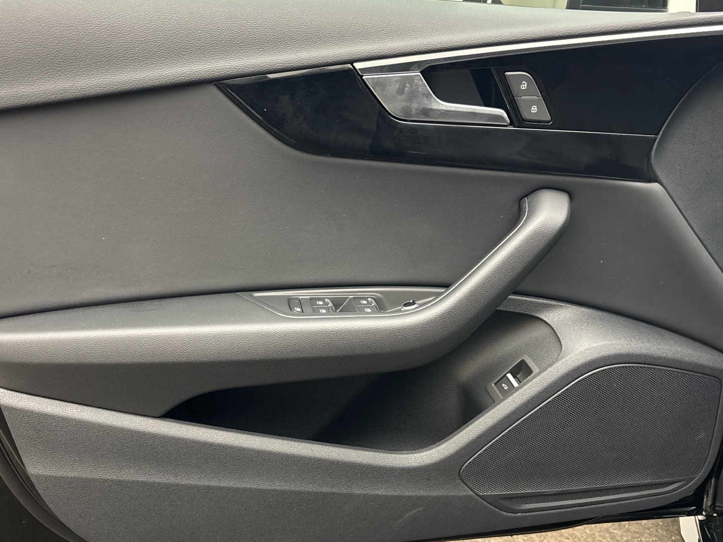 Bild über Audi A4 Avant S line 35 TFSI S tronic - für weitere Informationen kontaktieren Sie den Audi Partner
