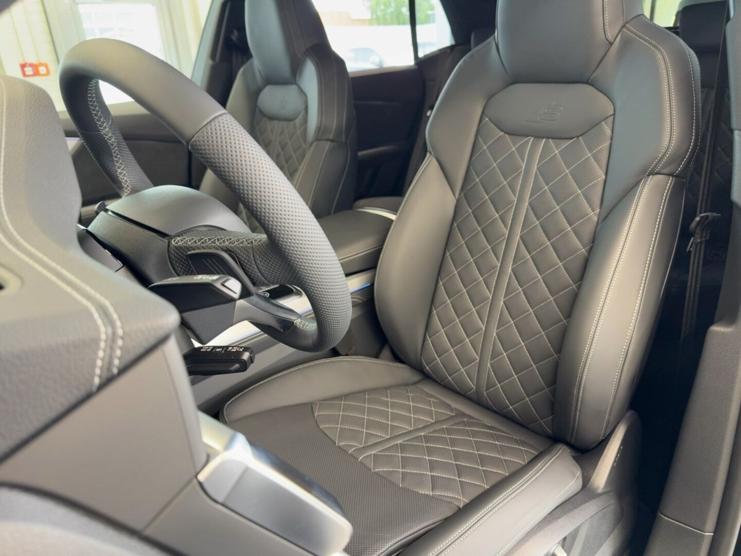 Bild über Audi Q8 SUV S line business TDI quattro 210 kW tiptronic - für weitere Informationen kontaktieren Sie den Audi Partner