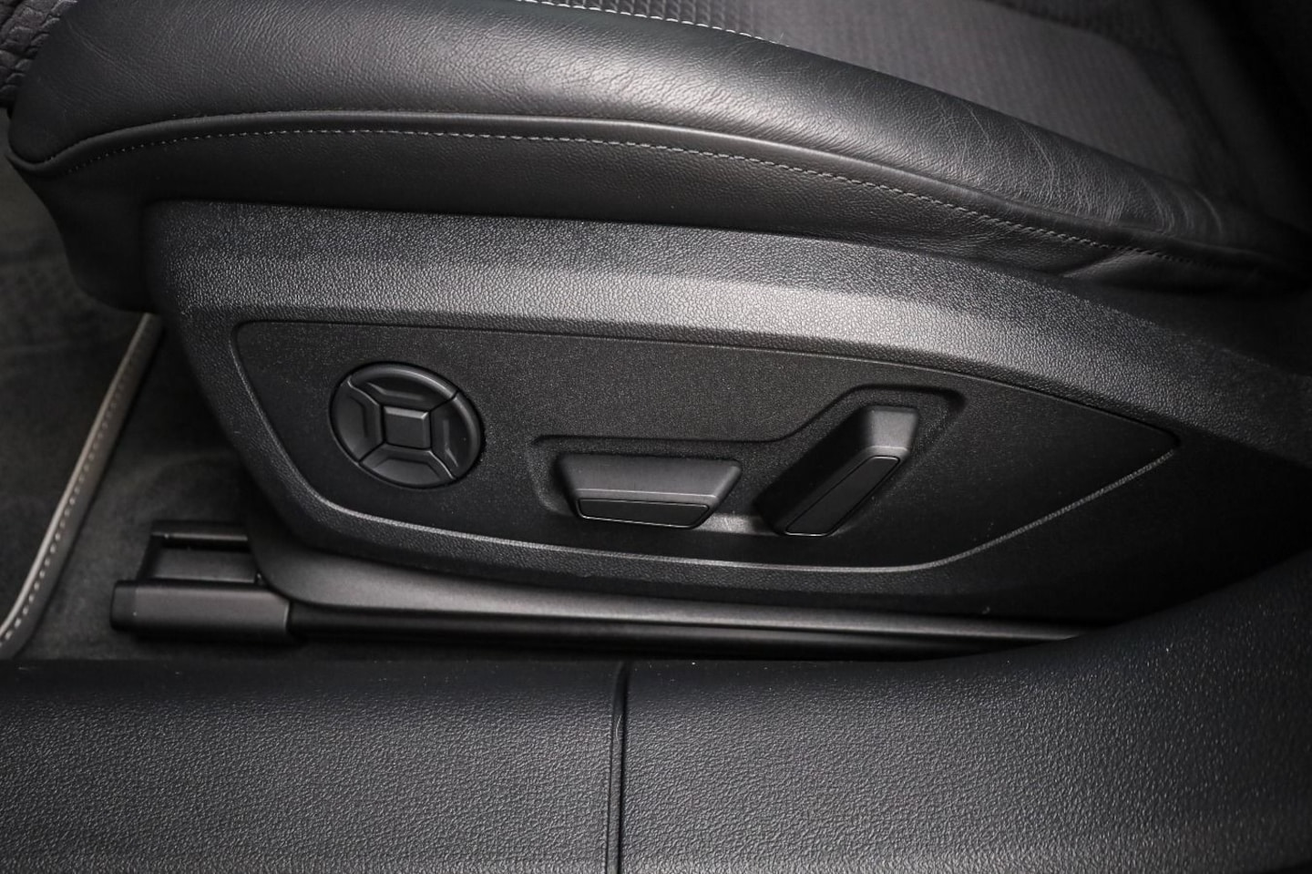 Bild über Audi S6 Avant TDI quattro tiptronic - für weitere Informationen kontaktieren Sie den Audi Partner