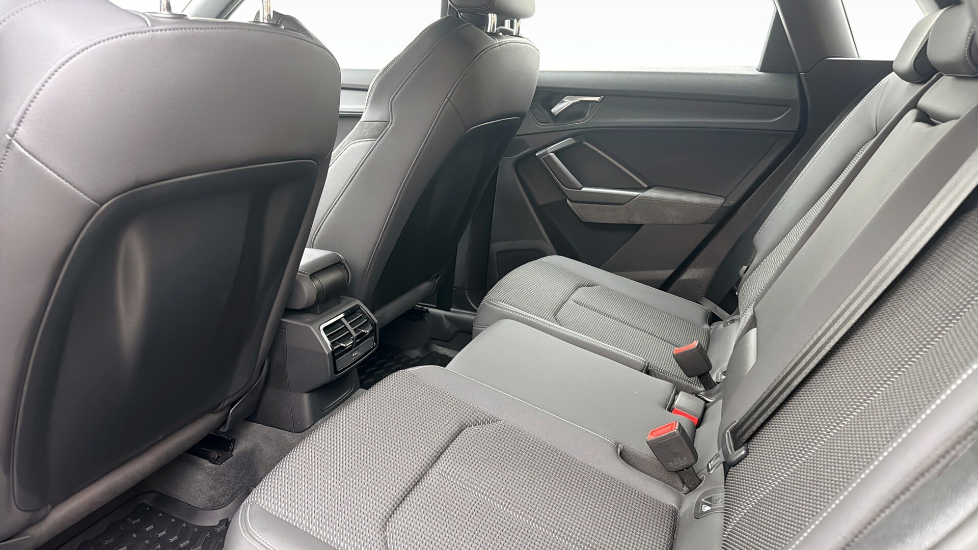 Bild som visar&nbsp;Audi Q3&nbsp;Q3 35 TDI quattro S line 150 hk 6-växlad - för mer information kontakta din Audi Partner