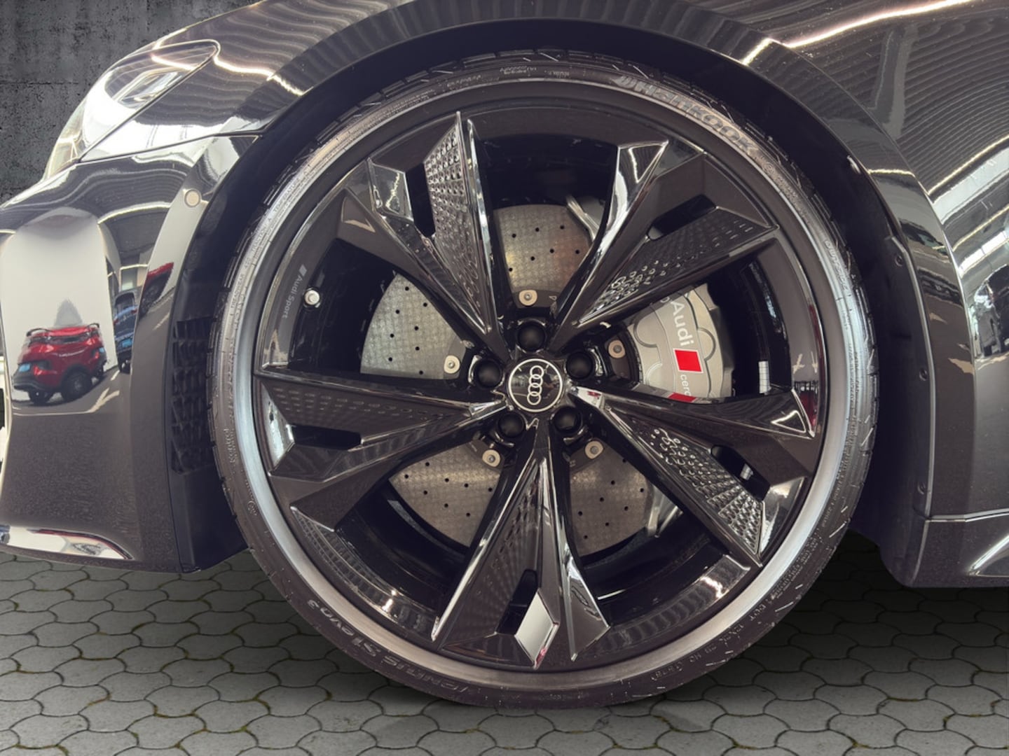 Bild über Audi RS 6 Avant performance quattro tiptronic - für weitere Informationen kontaktieren Sie den Audi Partner