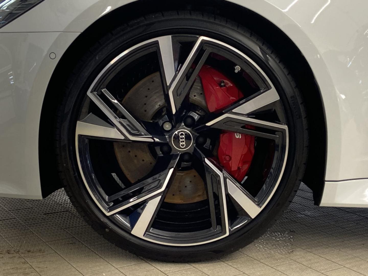 Bild über Audi RS 6 Avant TFSI quattro tiptronic - für weitere Informationen kontaktieren Sie den Audi Partner