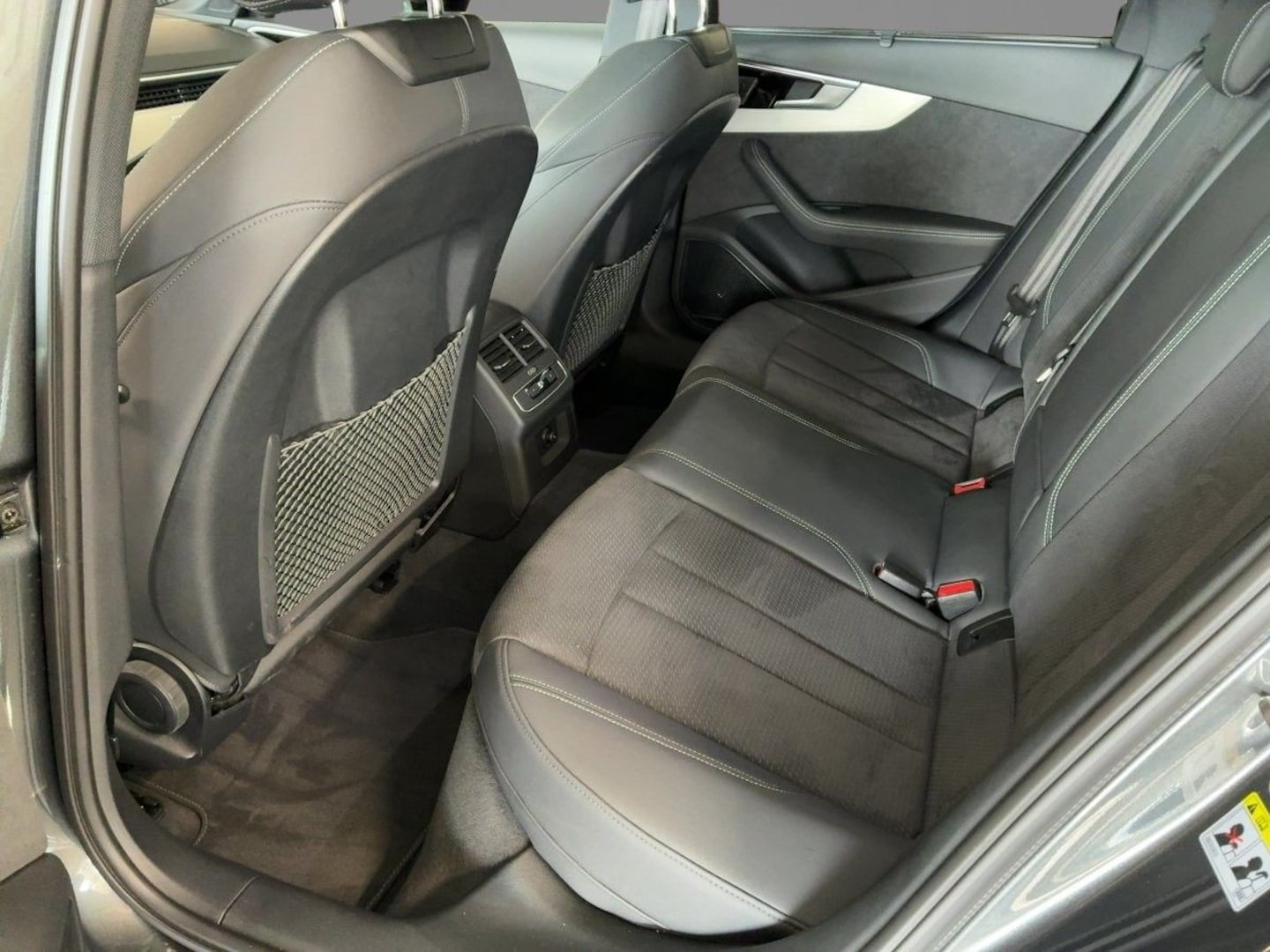 Bild über Audi A4 Avant S line 40 TFSI quattro S tronic - für weitere Informationen kontaktieren Sie den Audi Partner