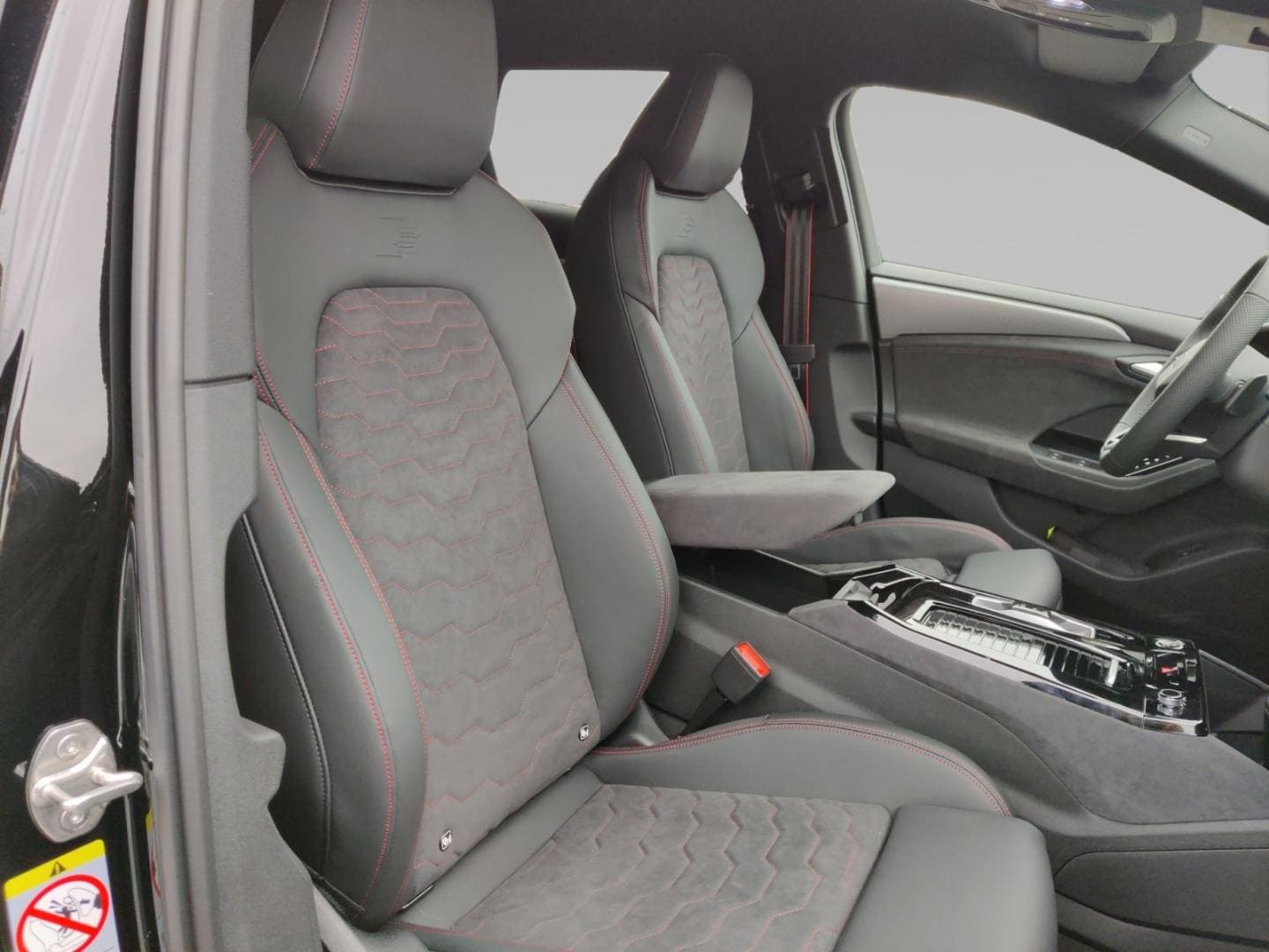 Bild über Audi A6 Avant e-tron S line business e-tron performance 270 kW - für weitere Informationen kontaktieren Sie den Audi Partner