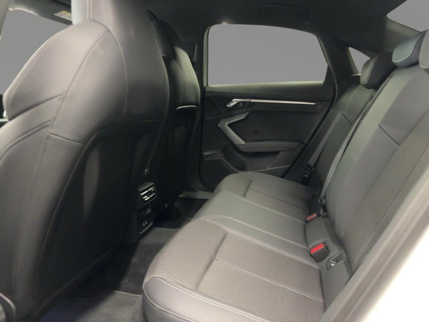 Bild über Audi A3 Limousine TDI S tronic - für weitere Informationen kontaktieren Sie den Audi Partner