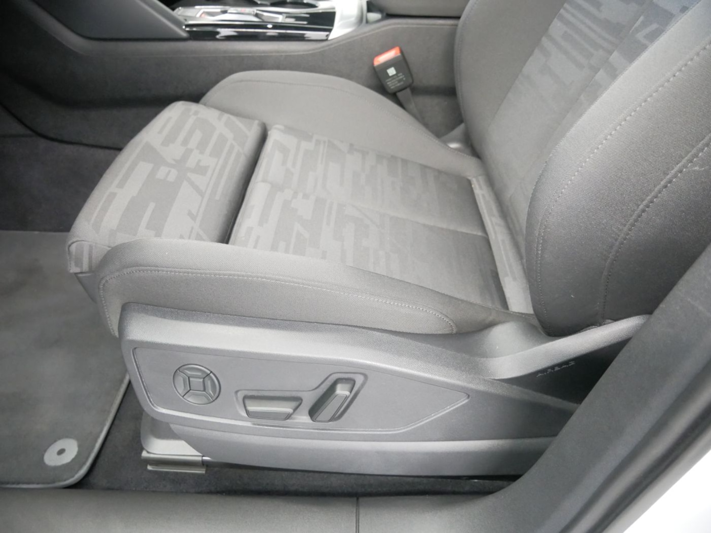 Bild über Audi Q5 SUV TDI quattro 150 kW S tronic - für weitere Informationen kontaktieren Sie den Audi Partner