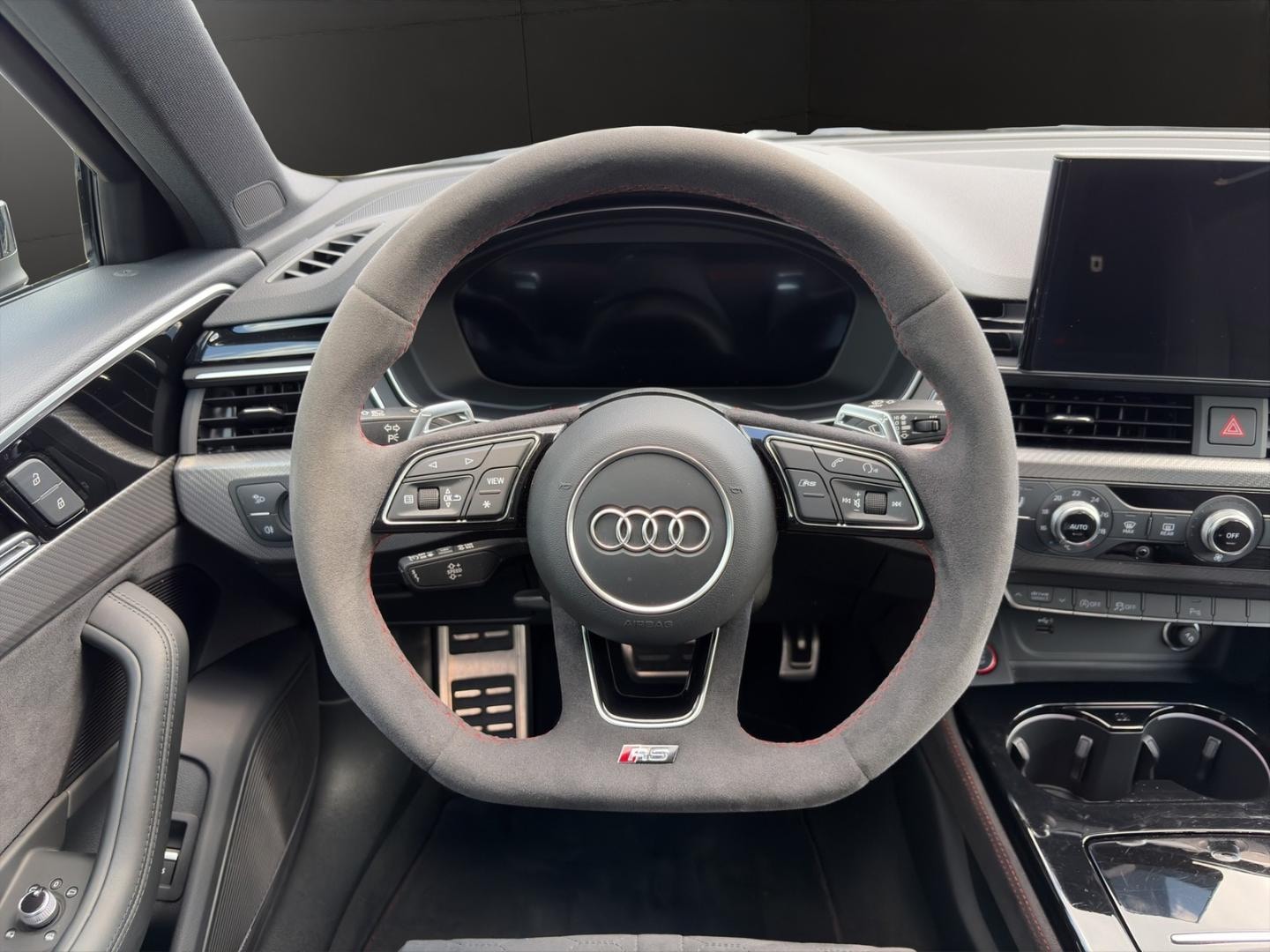 Bild über Audi RS 4 Avant TFSI quattro tiptronic - für weitere Informationen kontaktieren Sie den Audi Partner