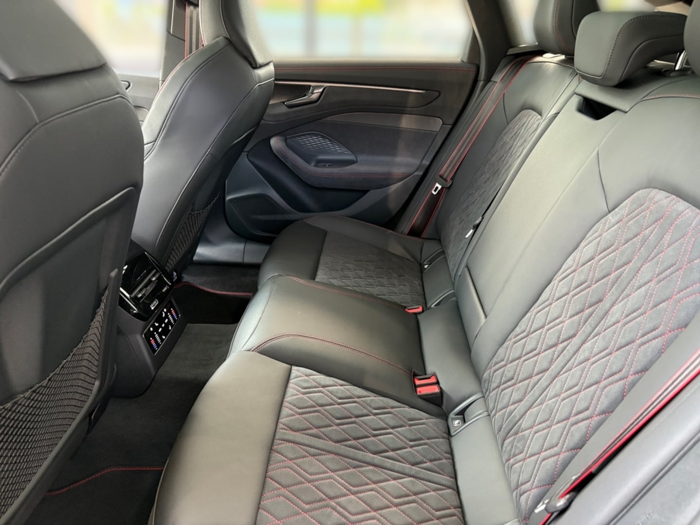 Bild über Audi A6 Avant TFSI quattro 270 kW S tronic - für weitere Informationen kontaktieren Sie den Audi Partner