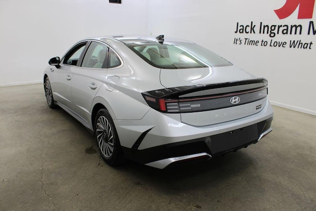 2025 Hyundai Sonata Hybrid