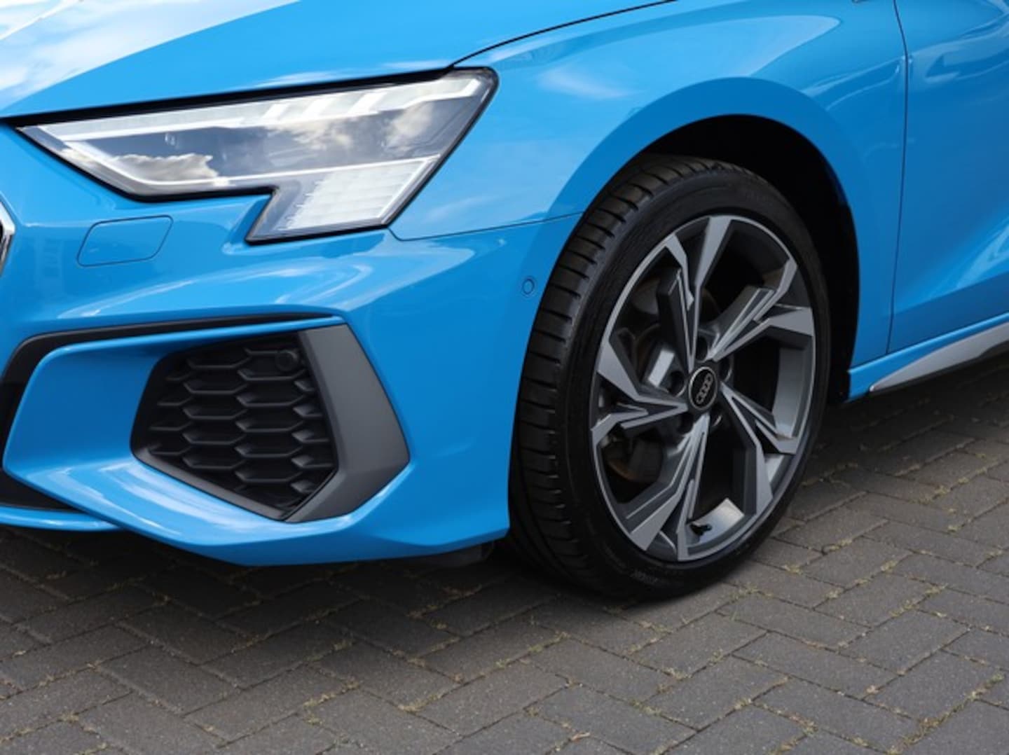 Bild über Audi A3 Sportback S line 35 TFSI S tronic - für weitere Informationen kontaktieren Sie den Audi Partner