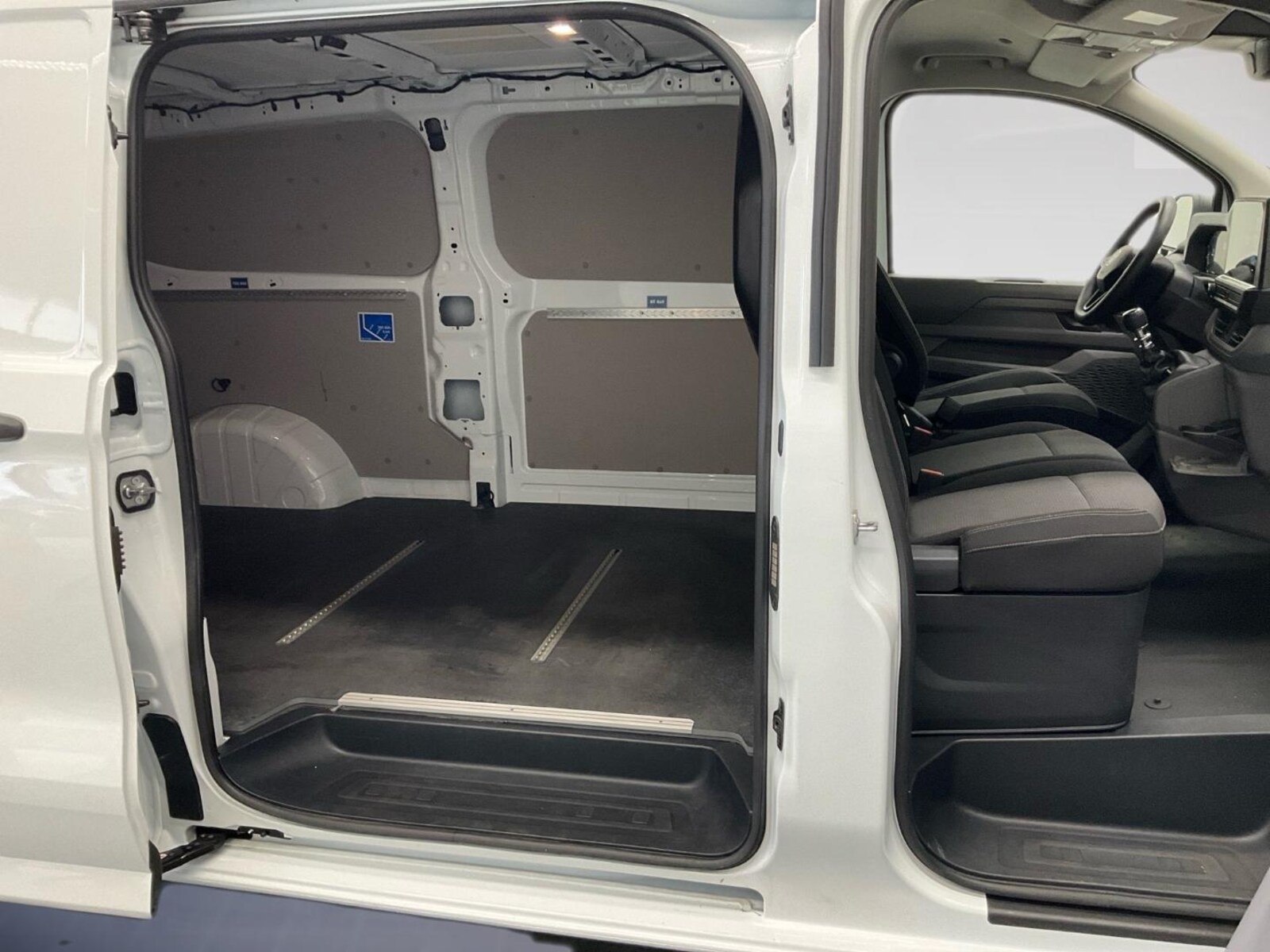 Volkswagen Transporter Kasten langer Radstand – Bild 10