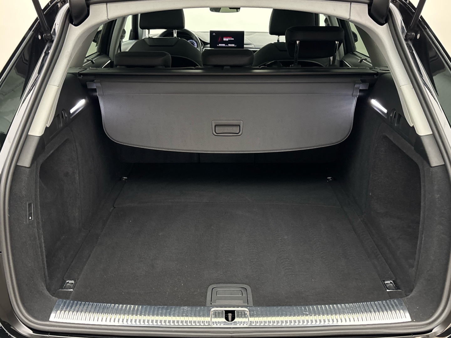 Bild über Audi A4 Avant S line 40 TDI S tronic - für weitere Informationen kontaktieren Sie den Audi Partner