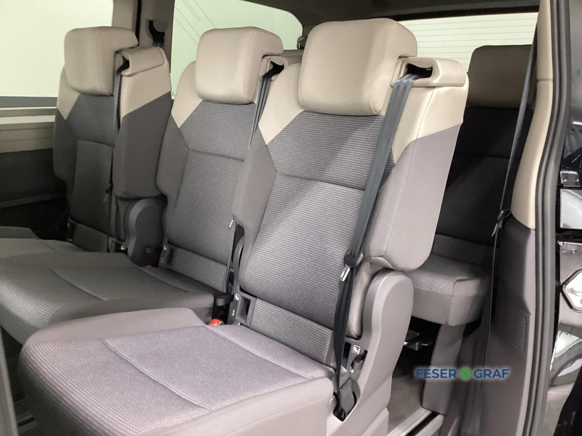 Volkswagen Multivan Langversion Basis-Modell
