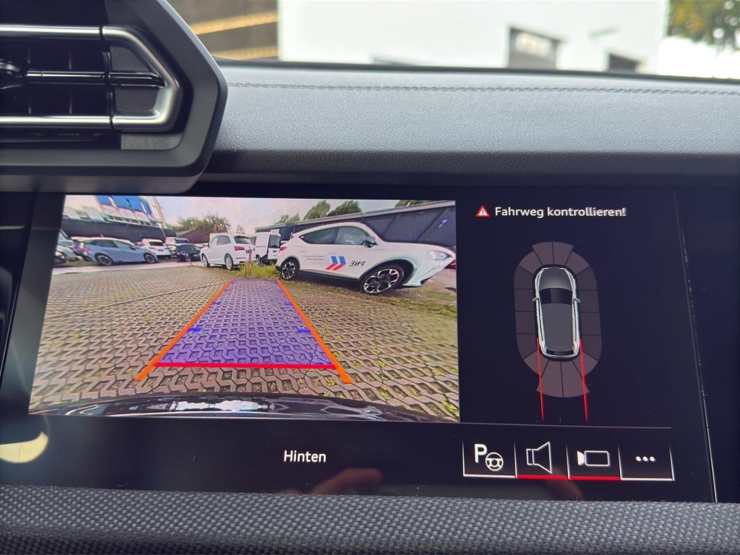 Bild über Audi S3 Sportback TFSI quattro S tronic - für weitere Informationen kontaktieren Sie den Audi Partner