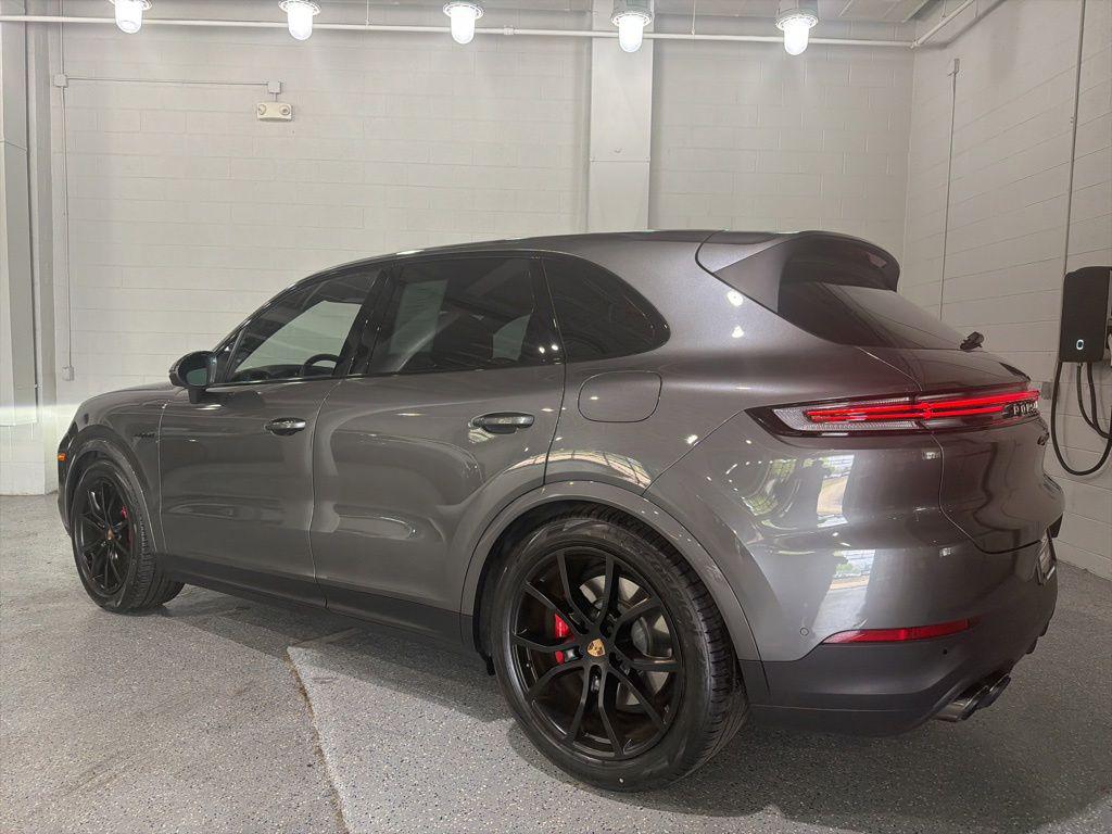 2026 Porsche Cayenne S E-Hybrid's photo