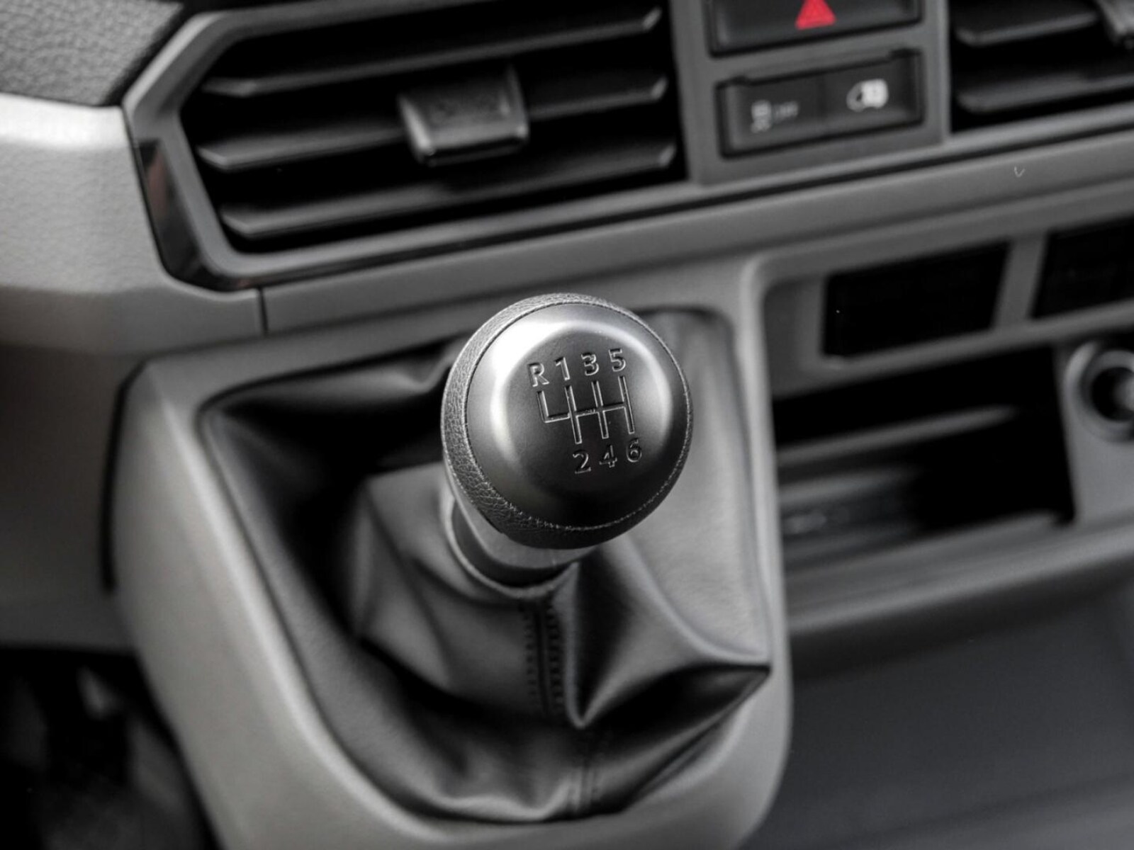 Volkswagen Crafter Kasten mittlerer Radstand – Bild 10