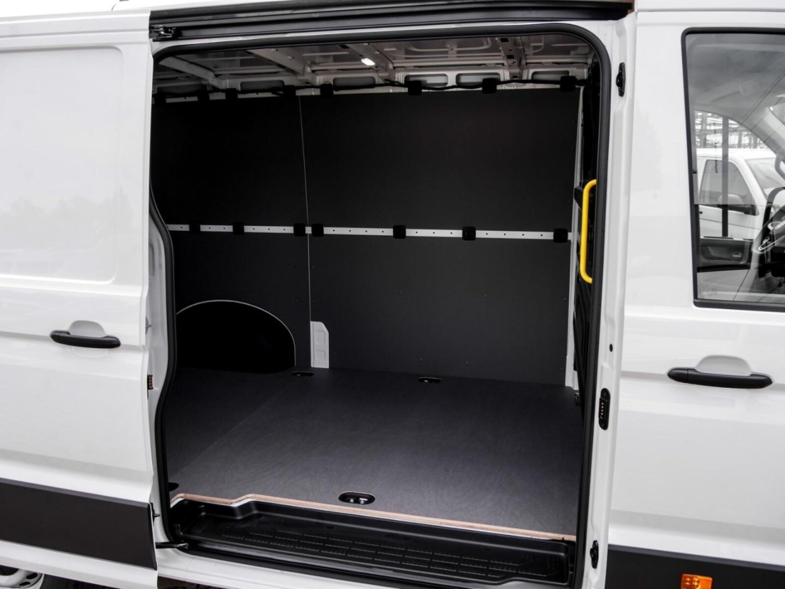 Volkswagen Crafter Kasten mittlerer Radstand – Bild 12