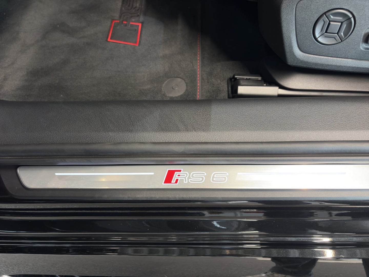 Bild über Audi RS 6 Avant performance quattro tiptronic - für weitere Informationen kontaktieren Sie den Audi Partner