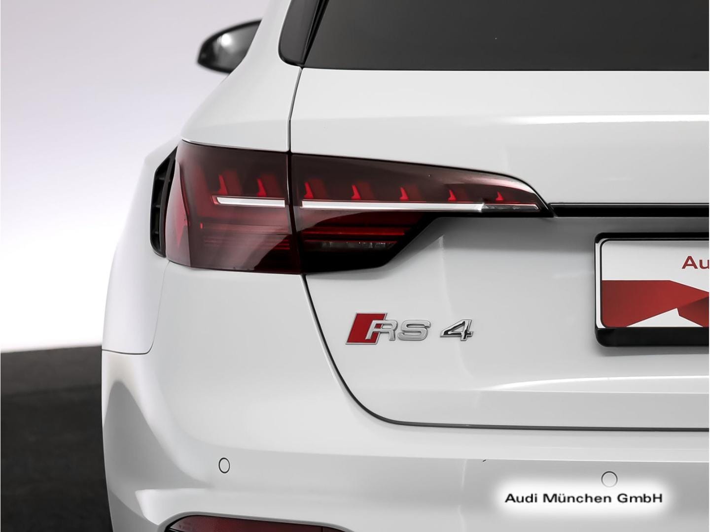 Bild über Audi RS 4 Avant TFSI quattro tiptronic - für weitere Informationen kontaktieren Sie den Audi Partner
