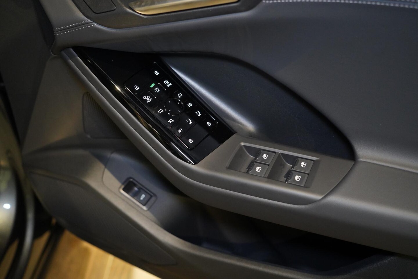 Image about Audi Q6 SUV e-tron e-tron