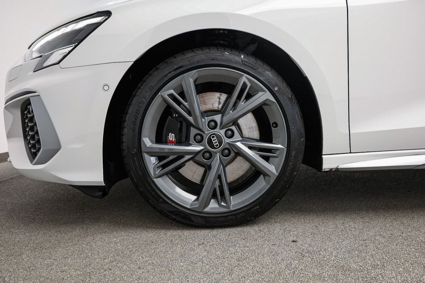 Bild über Audi S3 Sportback TFSI quattro S tronic - für weitere Informationen kontaktieren Sie den Audi Partner
