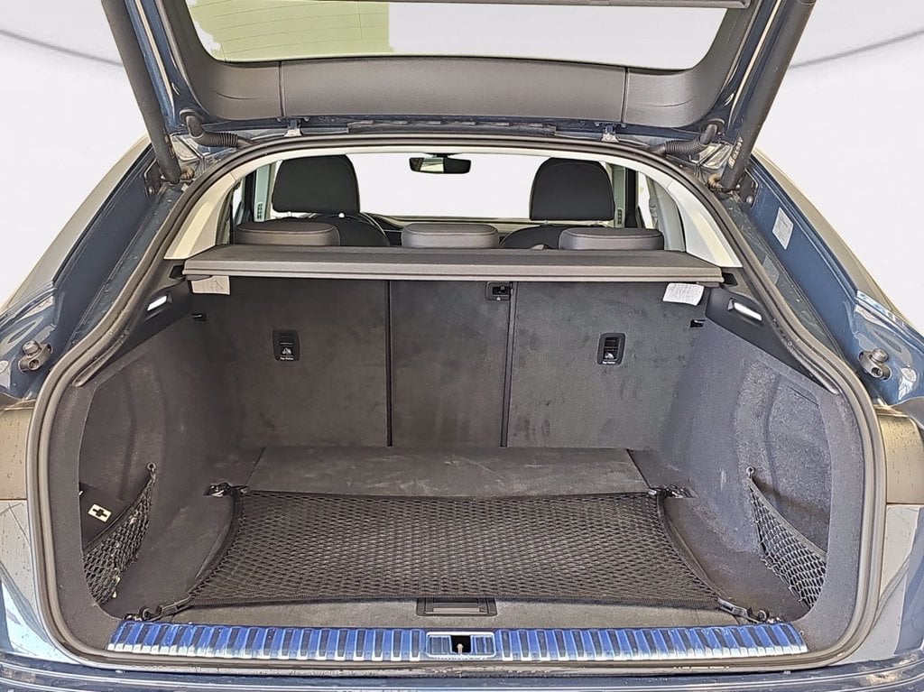 Immagine di Audi Q8 Sportback e-tron 55 e-tron quattro 300,00 kW - Vista: for more details contact your dealer