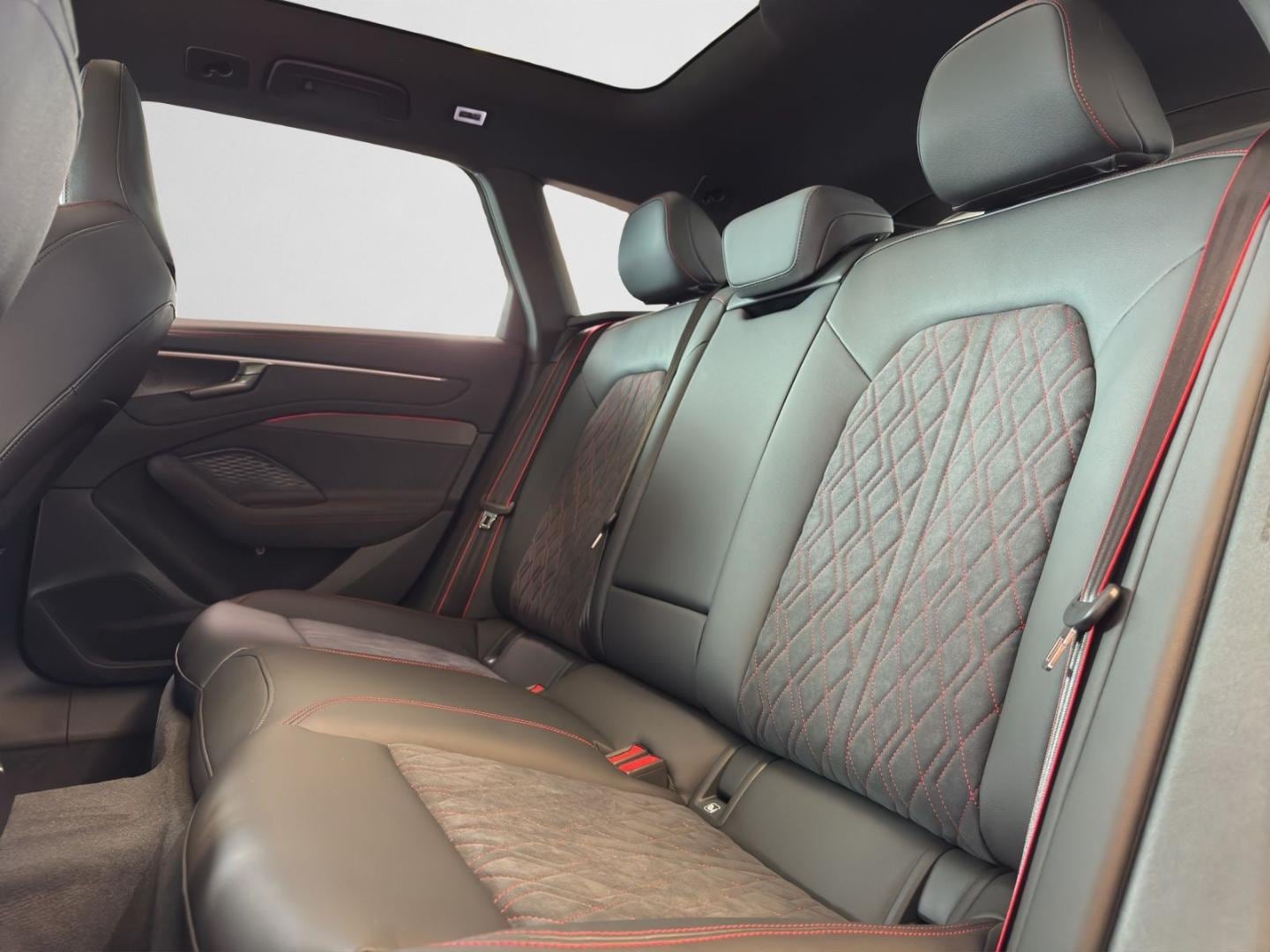 Bild über Audi A6 Avant TDI quattro 220 kW S tronic - für weitere Informationen kontaktieren Sie den Audi Partner