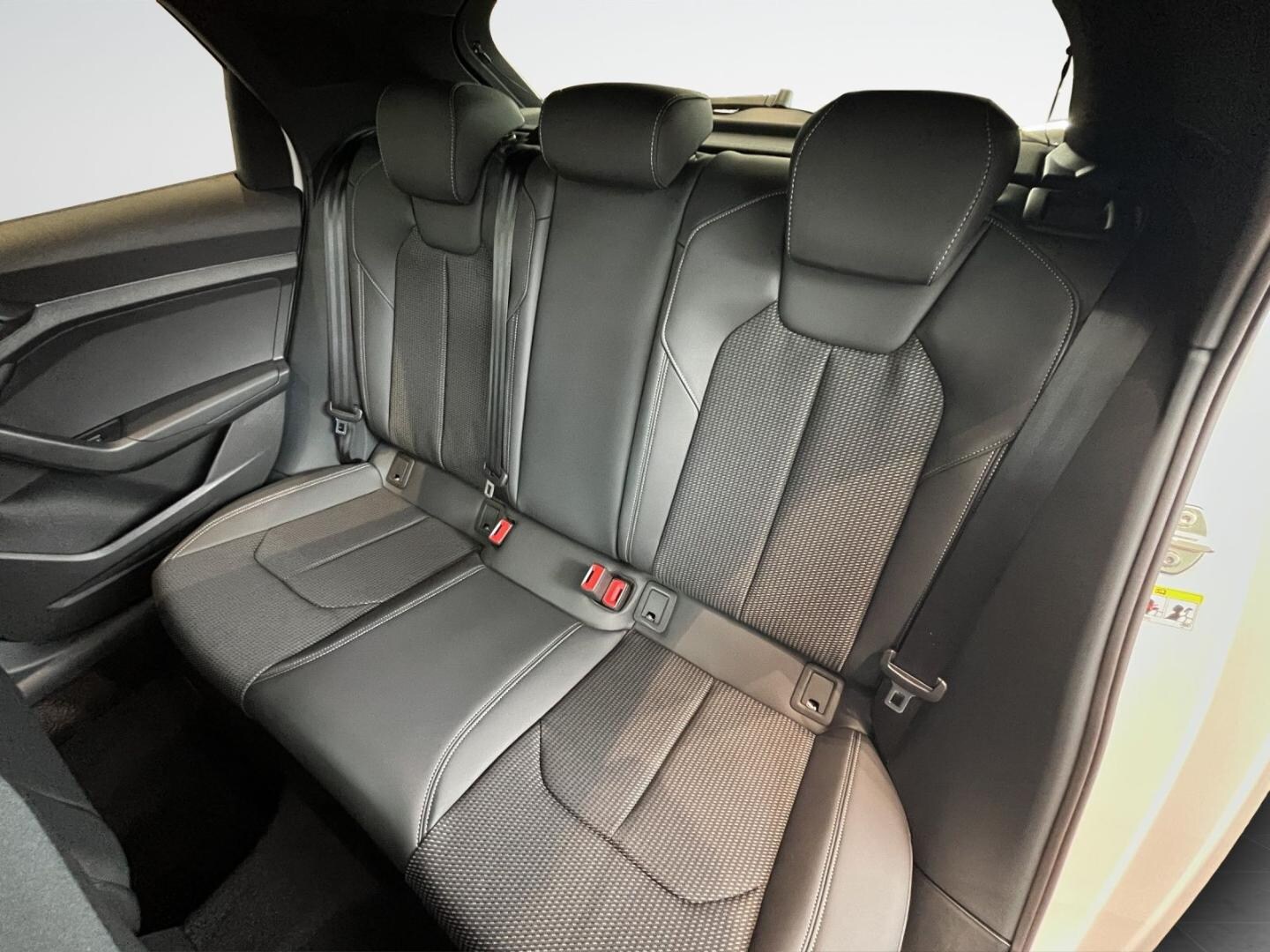 Bild über Audi A1 Sportback S line 30 TFSI S tronic - für weitere Informationen kontaktieren Sie den Audi Partner