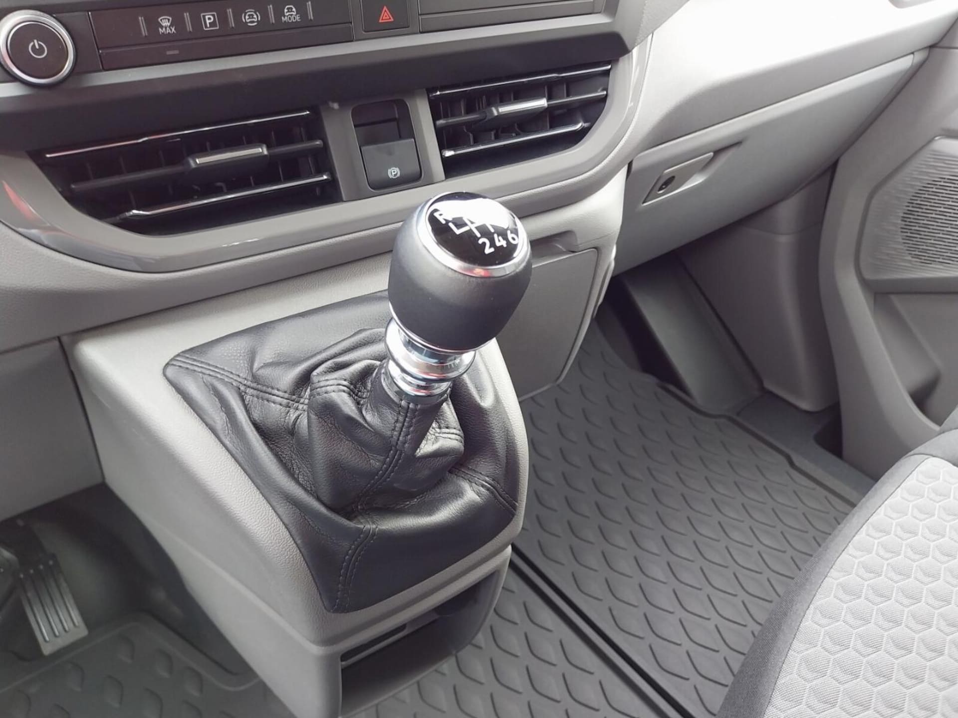 Volkswagen Caravelle długi roztaw osi Model bazowy