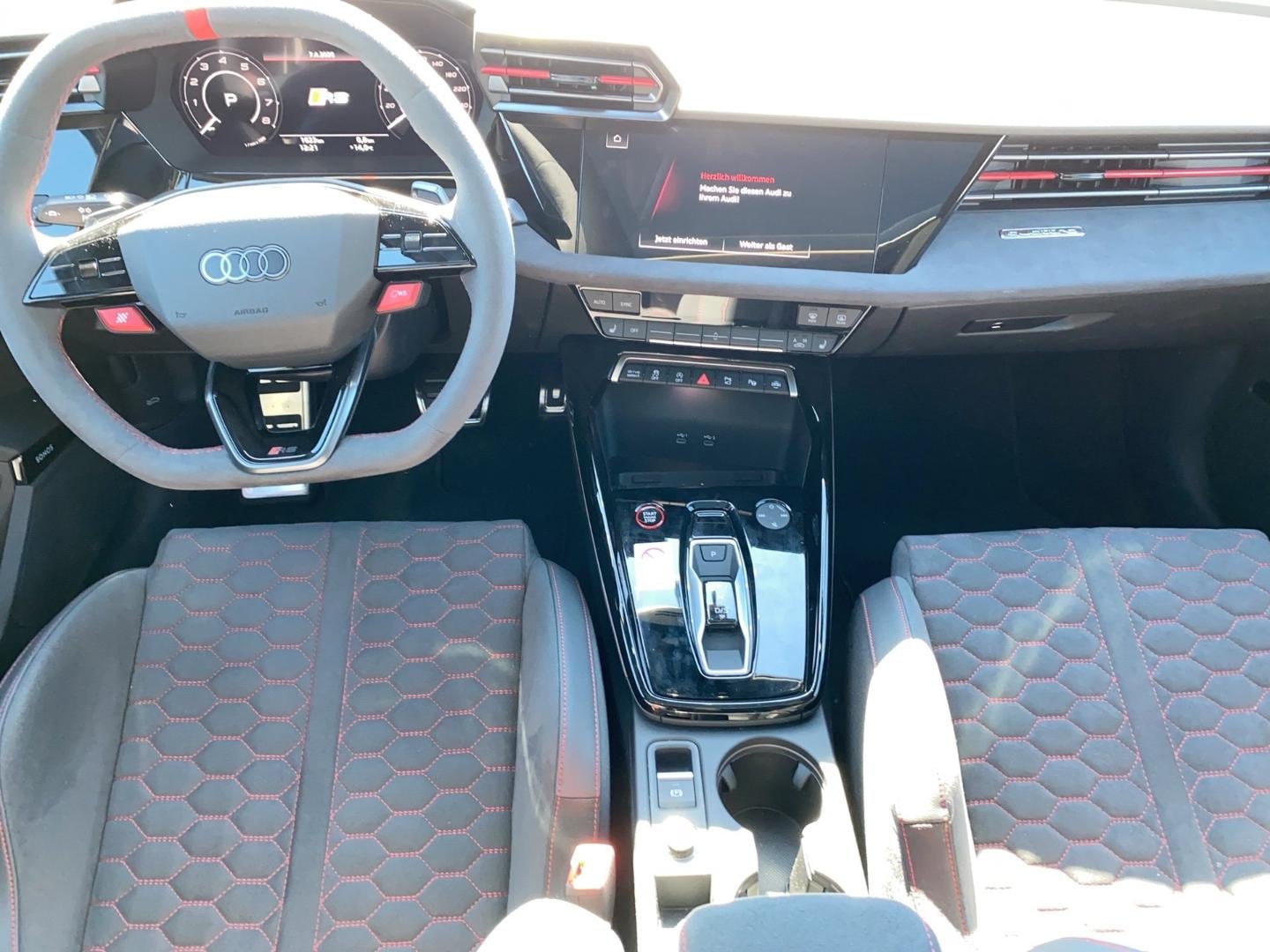 Bild über Audi RS 3 Limousine TFSI quattro 294 kW S tronic - für weitere Informationen kontaktieren Sie den Audi Partner
