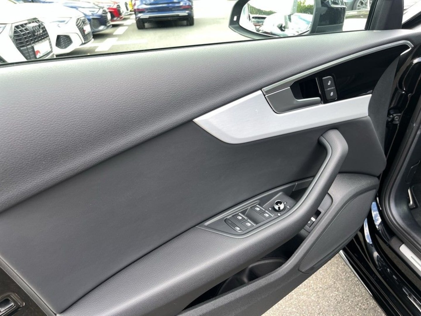 Bild über Audi A4 Avant S line 40 TFSI quattro S tronic - für weitere Informationen kontaktieren Sie den Audi Partner