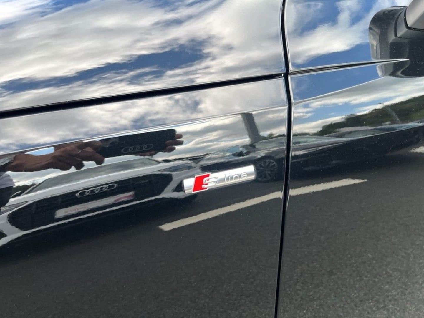 Bild über Audi A4 Avant S line 40 TFSI quattro S tronic - für weitere Informationen kontaktieren Sie den Audi Partner