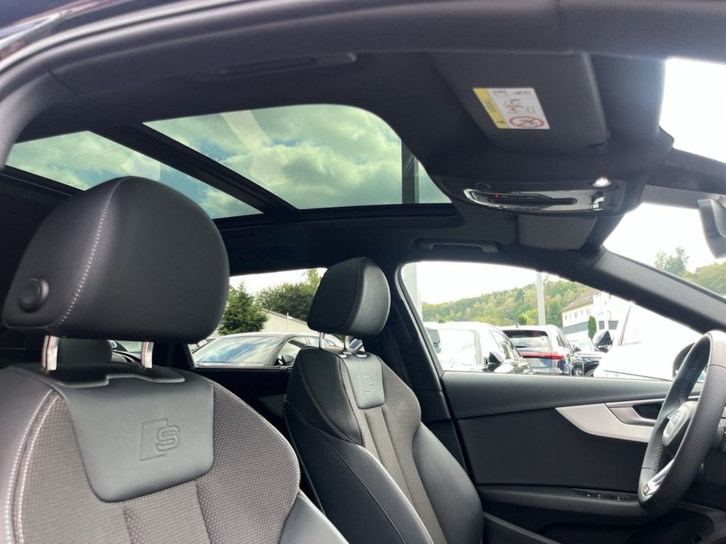 Bild über Audi A4 Avant S line 40 TFSI quattro S tronic - für weitere Informationen kontaktieren Sie den Audi Partner