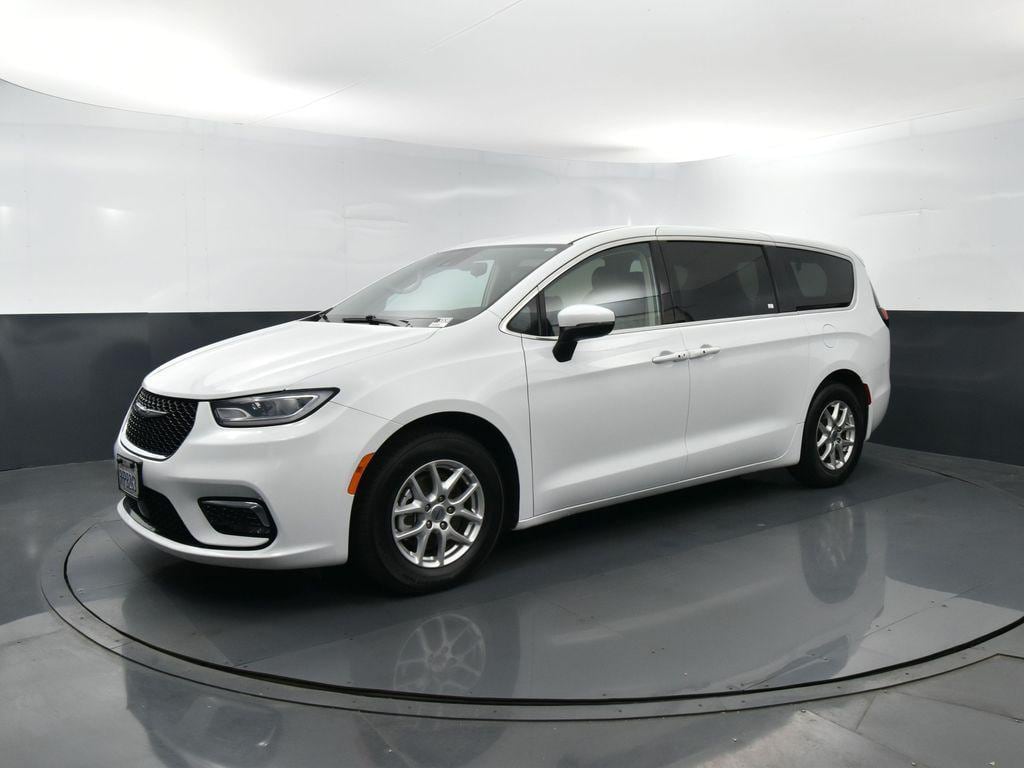 2023 Chrysler Pacifica Touring L's photo