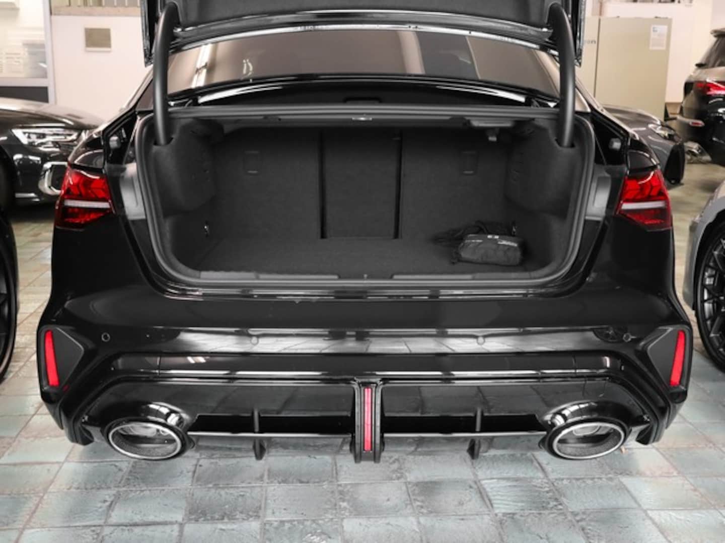 Bild über Audi RS 3 Limousine TFSI quattro 294 kW S tronic - für weitere Informationen kontaktieren Sie den Audi Partner