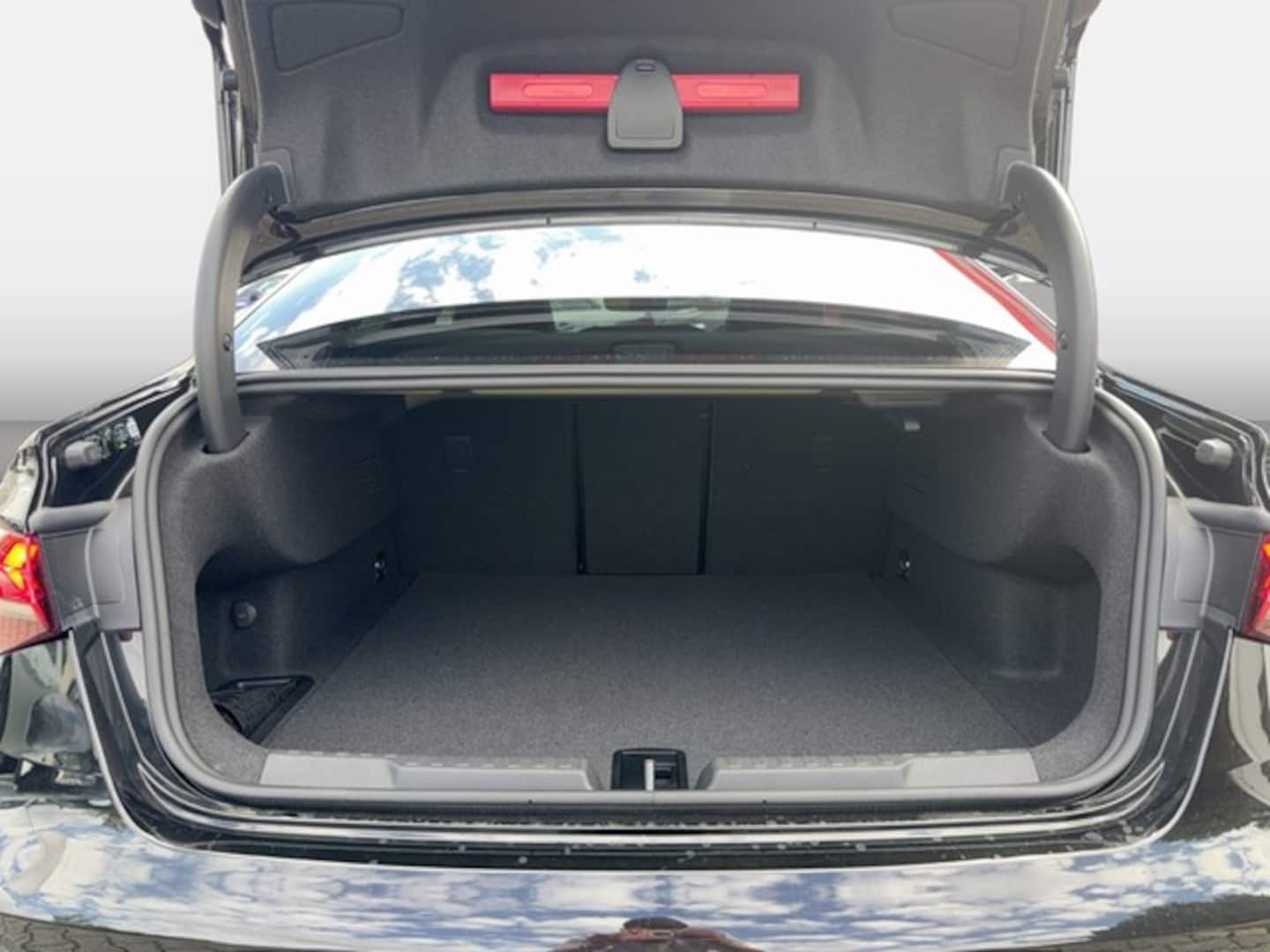 Bild über Audi RS 3 Limousine RS 3 Limousine 294 kW S tronic - für weitere Informationen kontaktieren Sie den Audi Partner
