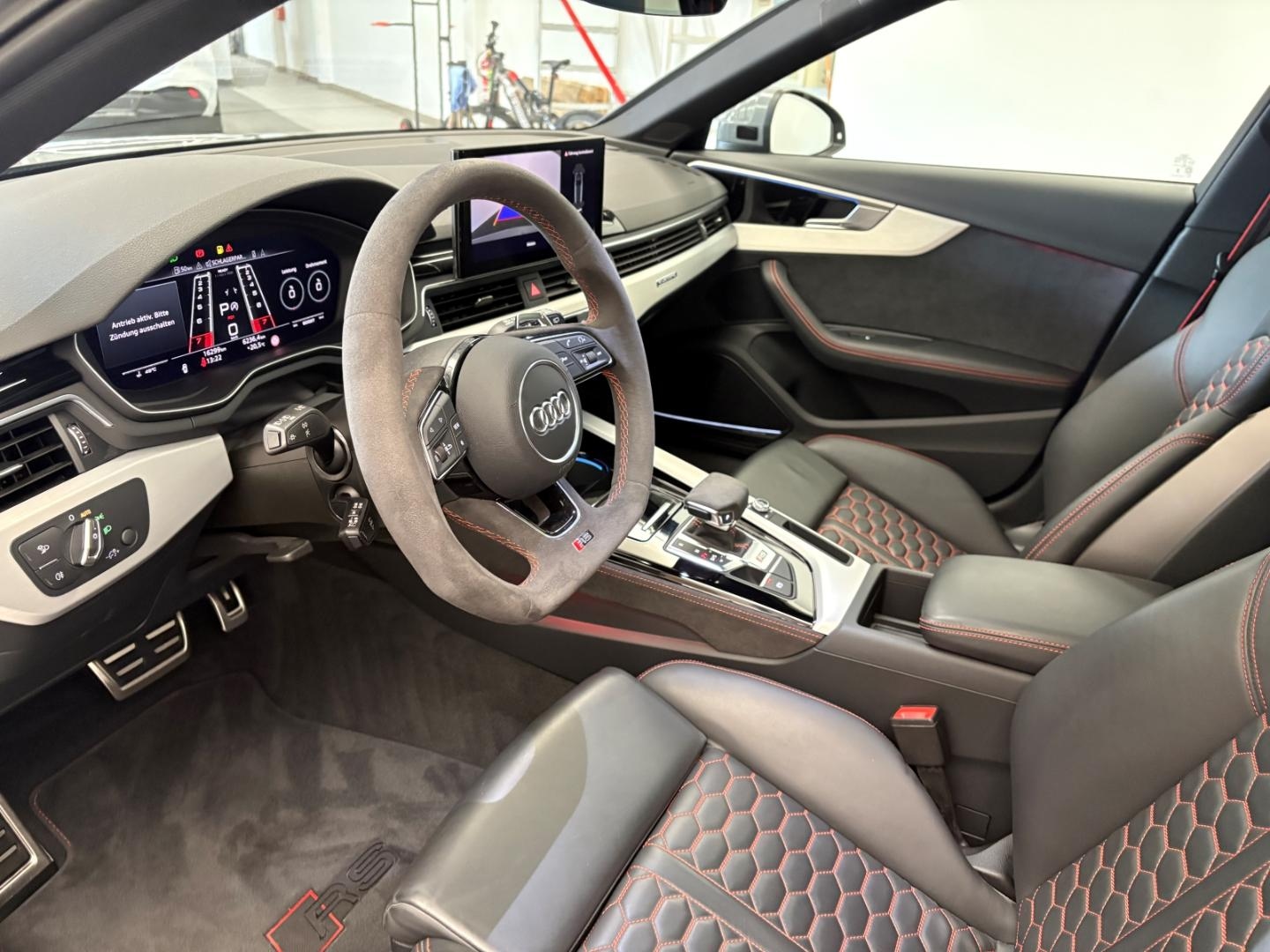 Bild über Audi RS 4 Avant TFSI quattro tiptronic - für weitere Informationen kontaktieren Sie den Audi Partner